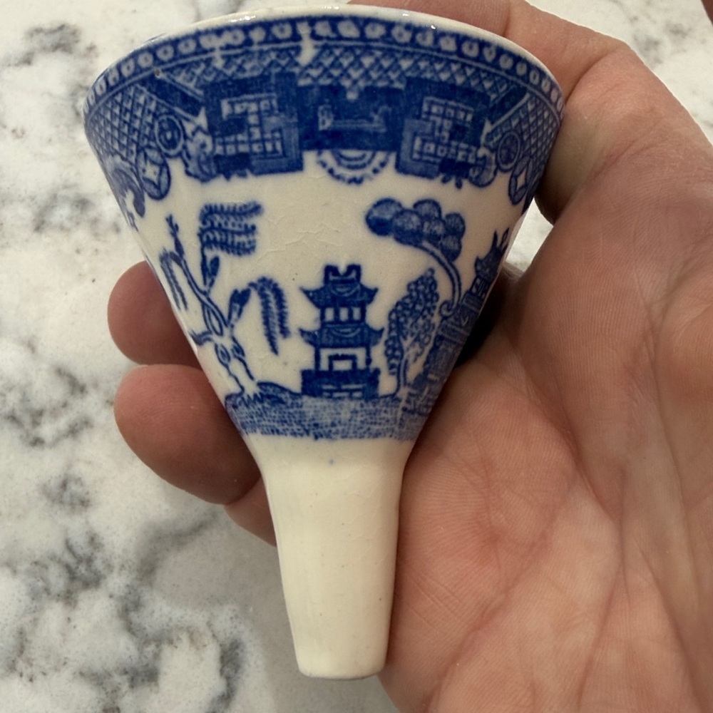 Blue and White Porcelain Wall Pocket - Classic Willow Pattern Home Art - Picture 4 of 4